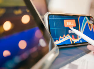 Trader analizujący opcje Bitcoin, Ethereum i forex, działający na wielu rynkach